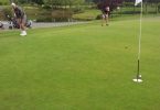 una partita di golf a buche larghe