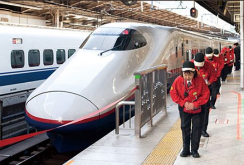 quando il treno arriva viene salutato