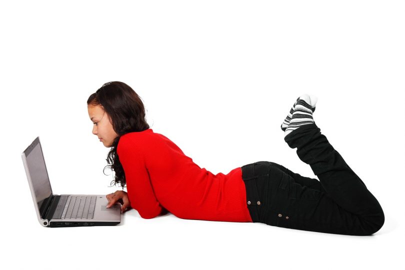 una ragazza al computer